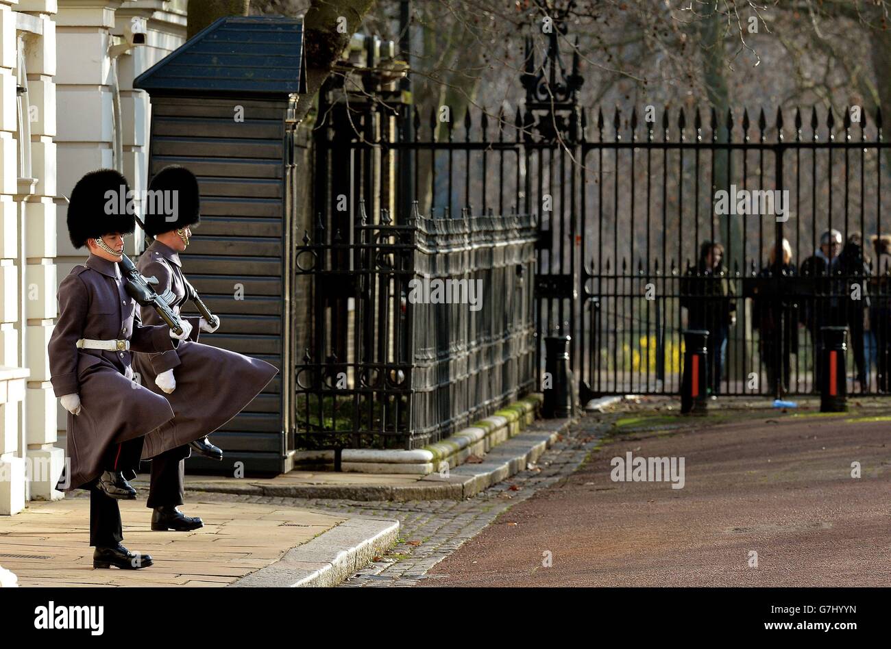 Un paio di guardie in servizio all'interno dei cancelli che conducono al Mall, fuori dalla Clarence House di Londra. Foto Stock