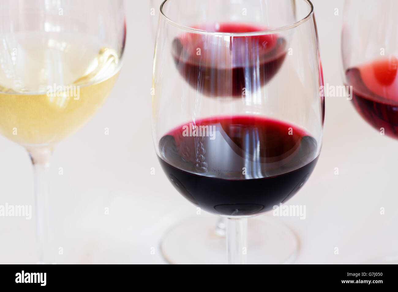 Bicchiere di vino sul tavolo closeup Foto Stock