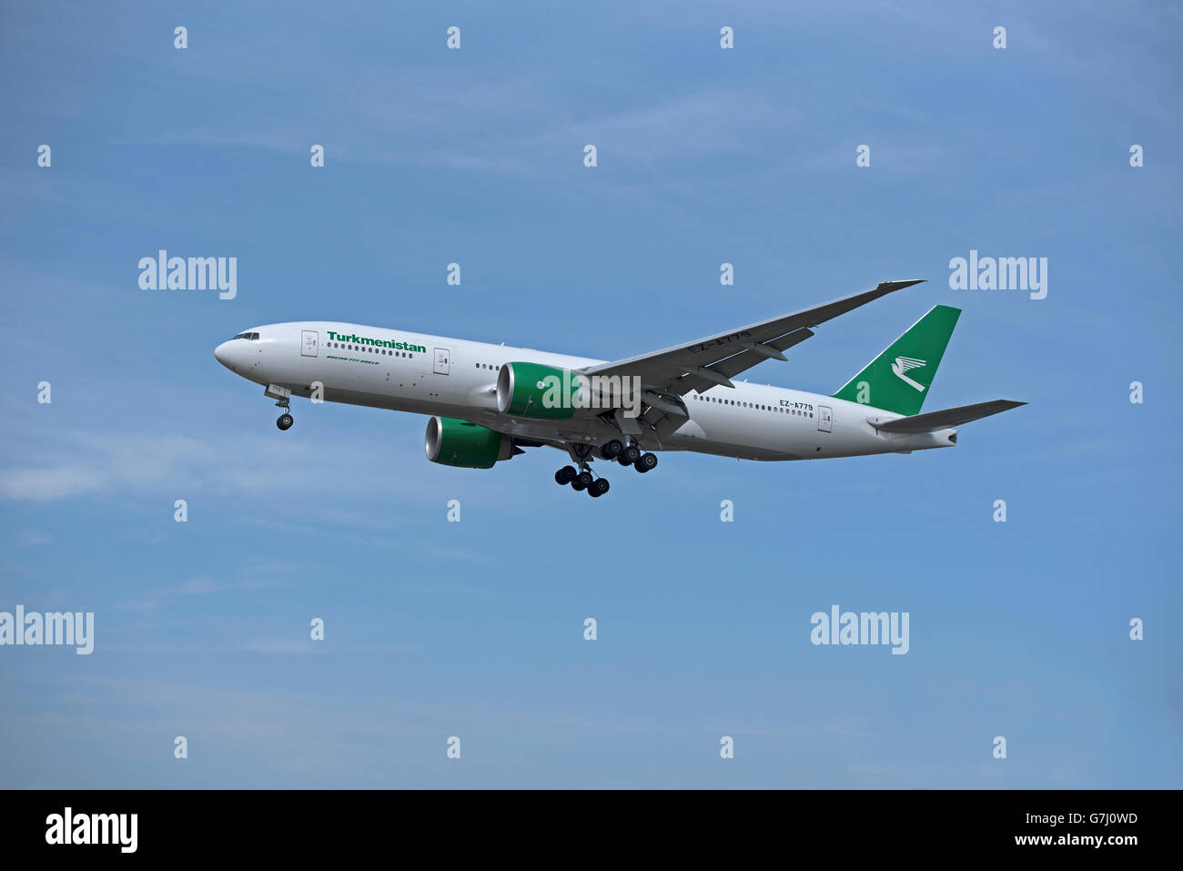 Un Boeing 777-200LR Turkmenistan Airlines avvicinando Londra Heathrow. SCO 10,474 Foto Stock