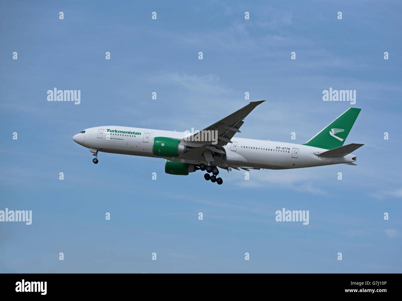 Un Boeing 777-200LR Turkmenistan Airlines avvicinando Londra Heathrow. SCO 10,475 Foto Stock