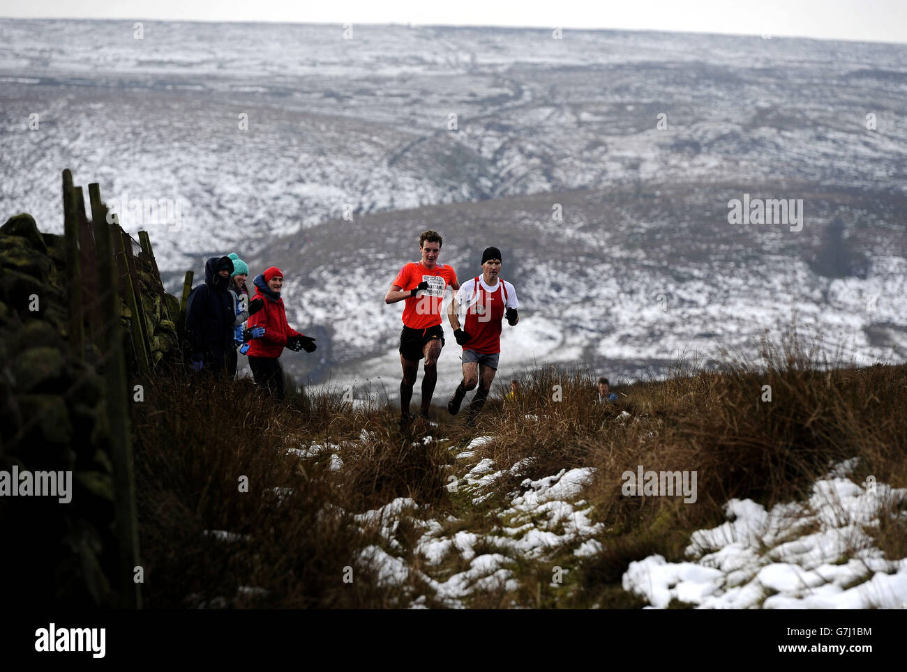 Alistair Brownlee (top arancione) arriva a vincere la gara di Auld Lang Syne Fell sui Pennine sopra Haworth nello Yorkshire occidentale. PREMERE ASSOCIAZIONE foto. Data immagine: Mercoledì, dicembre 31 2014. Il credito fotografico dovrebbe essere: John Giles/PA Wire Foto Stock