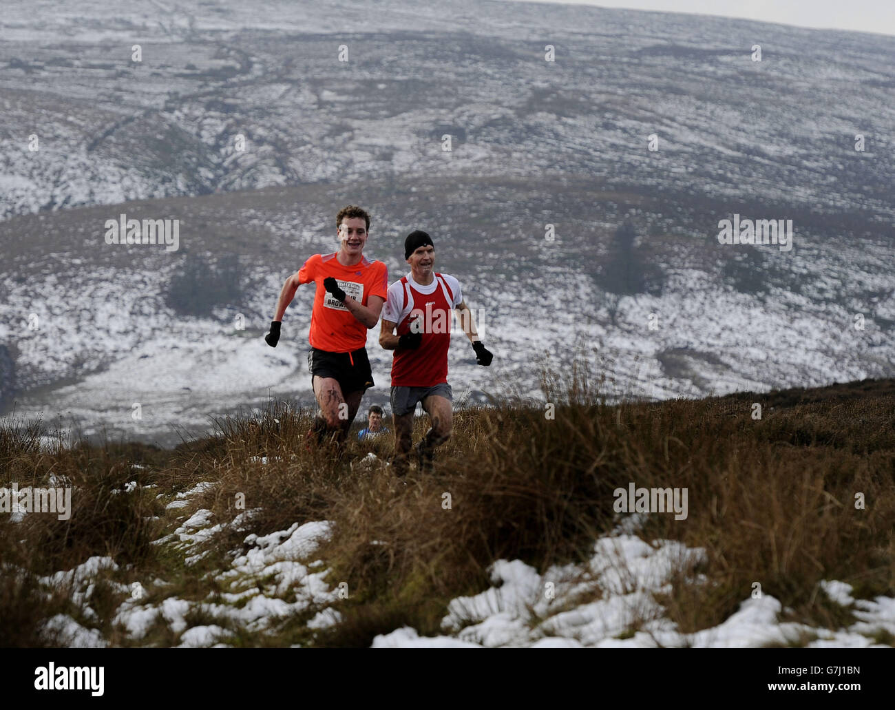 Alistair Brownlee (top arancione) arriva a vincere la gara di Auld Lang Syne Fell sui Pennine sopra Haworth nello Yorkshire occidentale. PREMERE ASSOCIAZIONE foto. Data immagine: Mercoledì, dicembre 31 2014. Il credito fotografico dovrebbe essere: John Giles/PA Wire Foto Stock