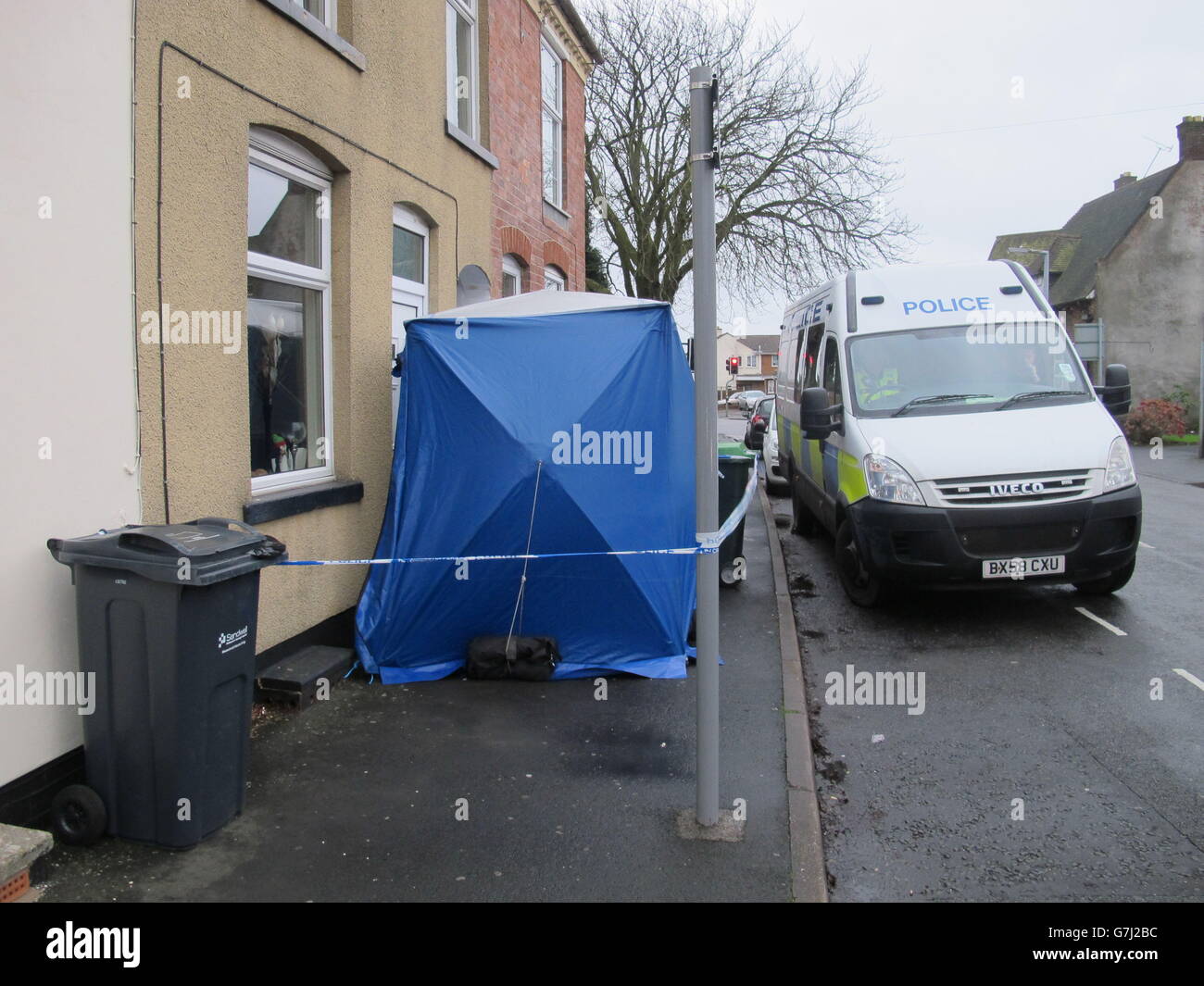 Attività di polizia al di fuori di una proprietà a Rowley Regis, West Midlands, dopo la scoperta di un corpo da parte di ufficiali alla ricerca di 50 anni mancanti Baljit Singh. Foto Stock