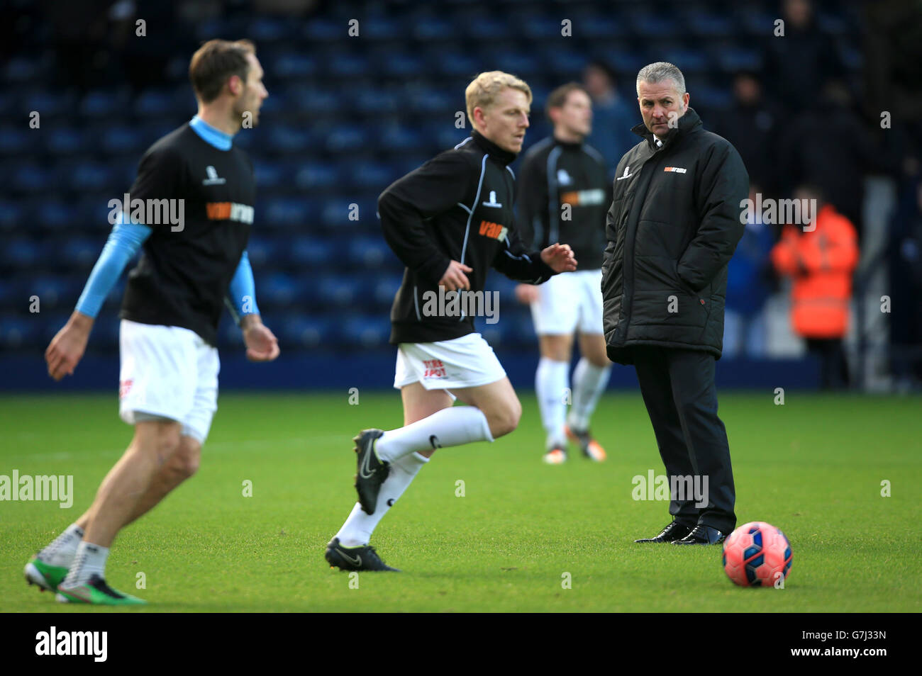 Calcio - fa Cup - terzo turno - West Bromwich Albion v Gateshead - The Hawthorns. Gary Mills, direttore di Gateshead (a destra), durante il riscaldamento prima della partita della fa Cup Third Round presso gli Hawthorns, West Bromwich. Foto Stock