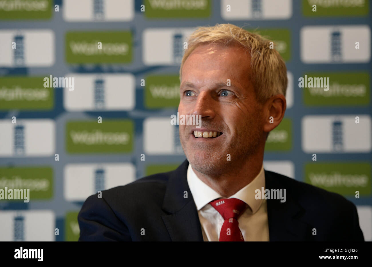 L'allenatore inglese Peter Moores parla durante una conferenza stampa al Sofitel Heathrow Hotel, Londra. PREMERE ASSOCIAZIONE foto. Data immagine: Martedì 6 gennaio 2015. Vedi storia della PA CRICKET England. Il credito fotografico dovrebbe essere: Anthony Devlin/PA Wire. Foto Stock