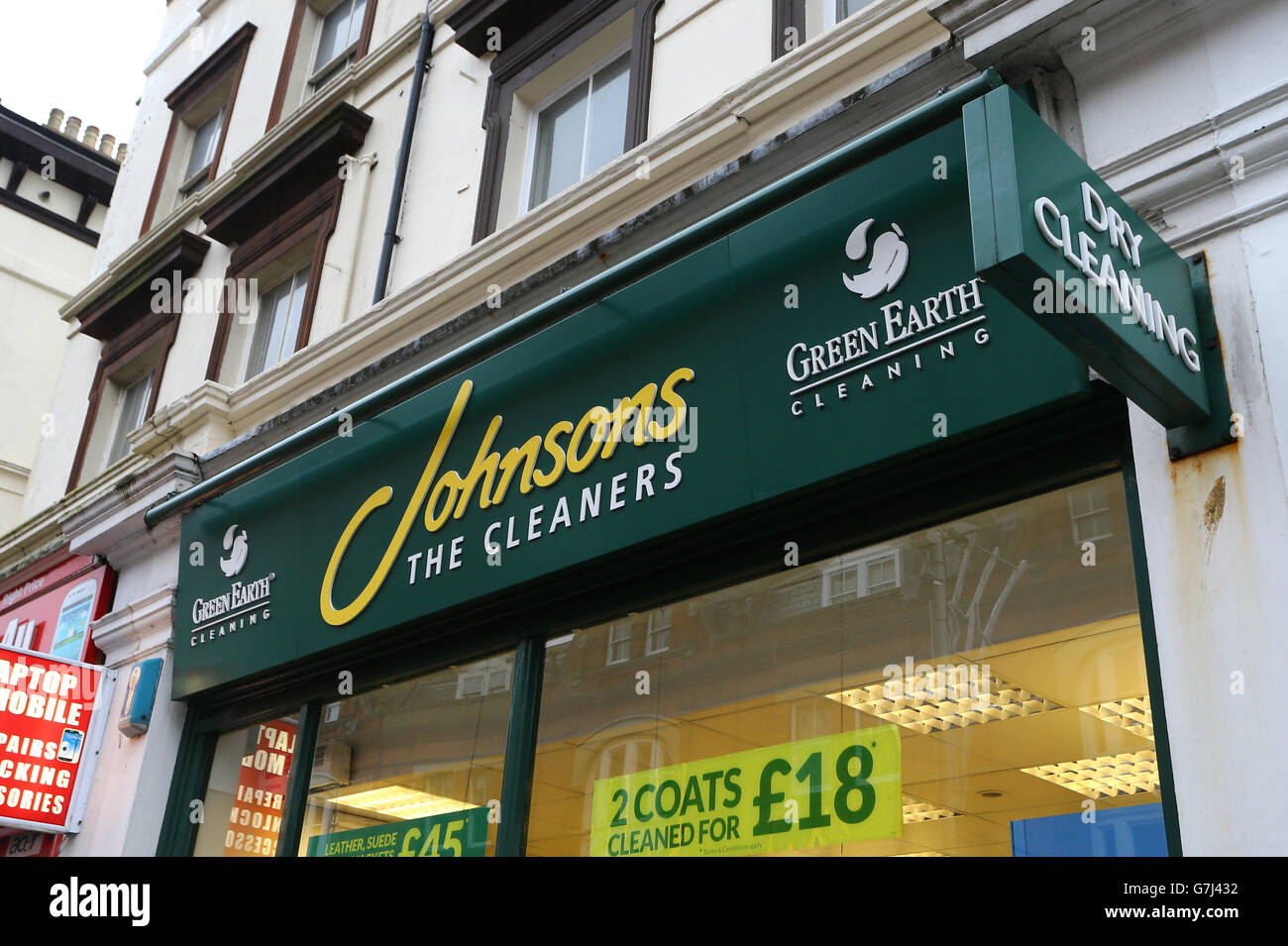 Un Johnsons Cleaners a Folkestone, Kent, come la più grande catena di lavaggio a secco del Regno Unito ha detto che quest'anno chiuderà più di un terzo dei suoi negozi in una mossa che avrà un impatto su centinaia di posti di lavoro. Foto Stock