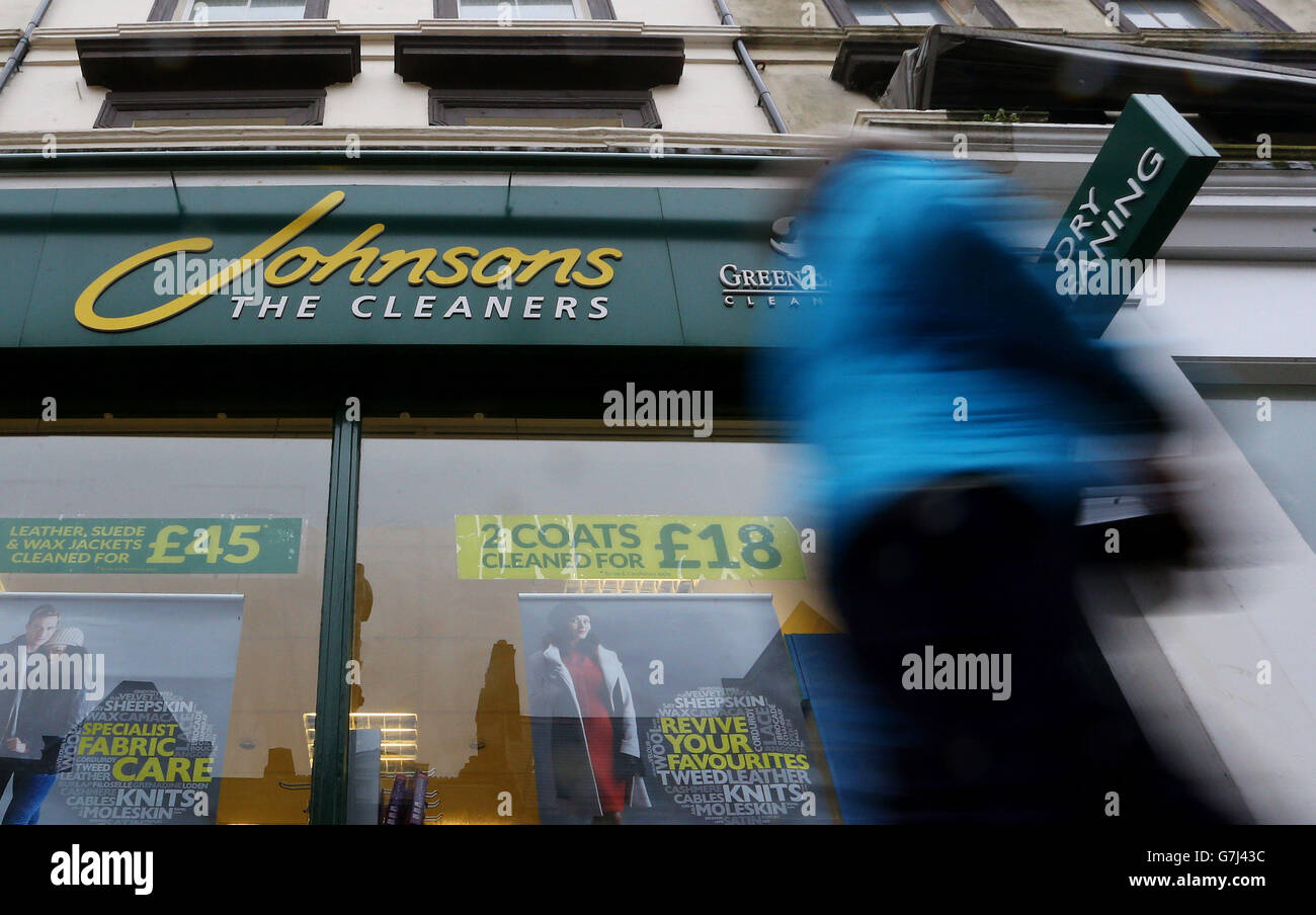Un Johnsons Cleaners a Folkestone, Kent, come la più grande catena di lavaggio a secco del Regno Unito ha detto che quest'anno chiuderà più di un terzo dei suoi negozi in una mossa che avrà un impatto su centinaia di posti di lavoro. Foto Stock
