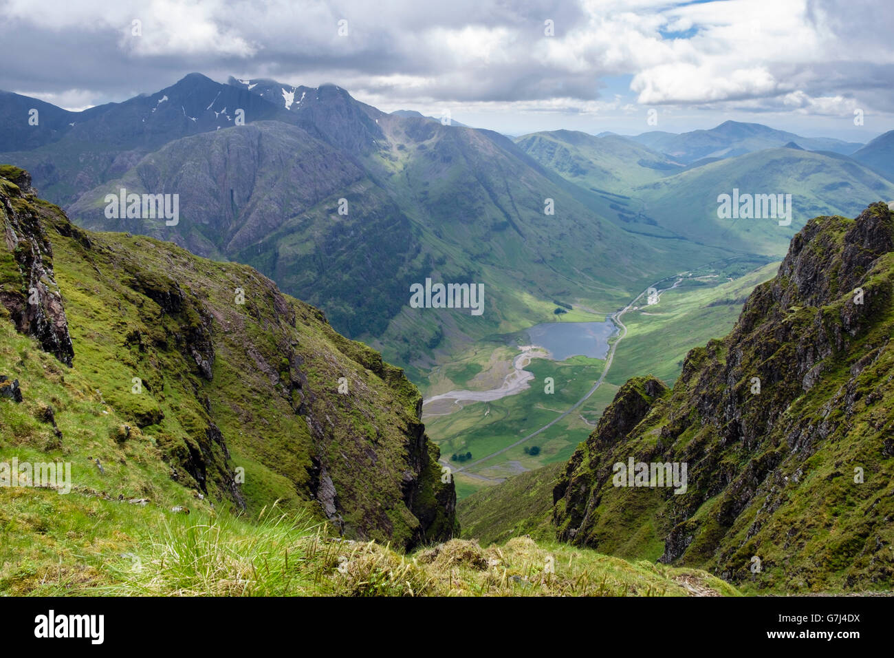 Vista da Meall Dearg sulla montagna Aonach Eagach montagna cresta sopra passano di Glen Coe nelle Highlands Scozzesi. Glencoe Lochaber Highland Scozia UK Foto Stock