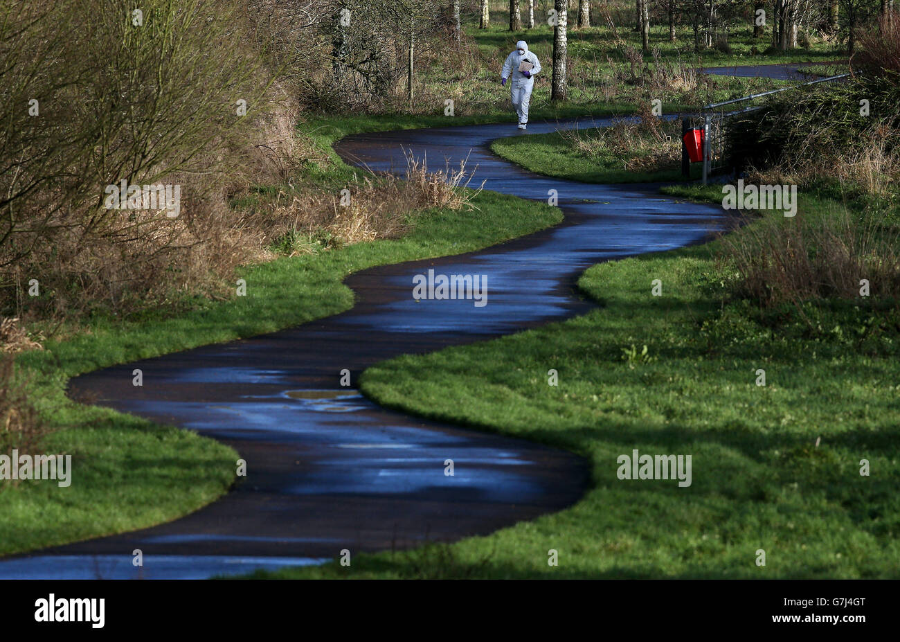 Un membro del team di PSNI Forensics nella zona vicino a Riverview Park a Ballymoney, Co Antrim, dopo che un uomo è stato ucciso fuori da una casa nel parco. Foto Stock