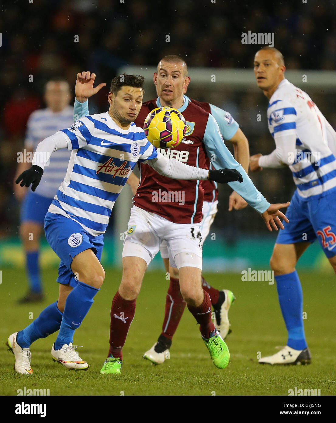 Mauro Zarate del Queens Park Rangers vince il pallone davanti al David Jones di Burnley durante la partita della Barclays Premier League a Turf Moor, Burnley. Foto Stock