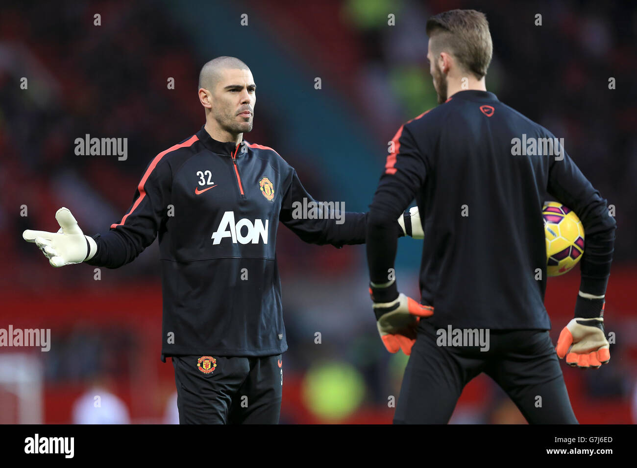 I custodi del Manchester United Victor Valdes (a sinistra) e David De Gea (a destra) in conversazione prima del gioco. Foto Stock