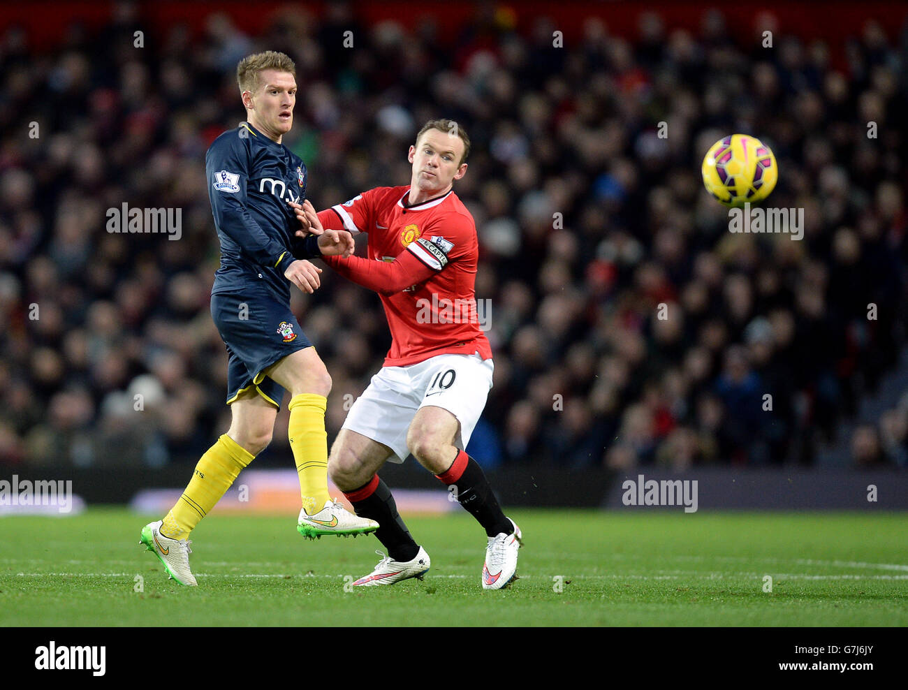 Steven Davis di Southampton (a sinistra) e Wayne Rooney di Manchester United combattono per la palla durante la partita della Barclays Premier League a Old Trafford, Manchester. Foto Stock