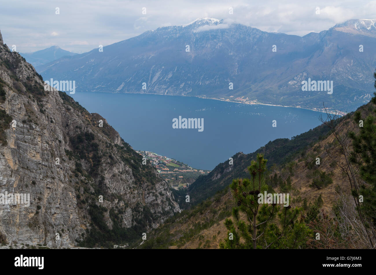 Splendida vista su Limone sul Garda da montagna, Italia Foto Stock