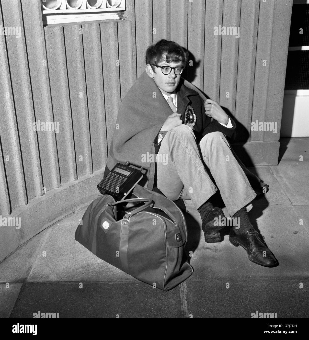 Raymond Dodden, 18, fuori da una stazione di polling Bridgwater. Aveva aspettato tutta la notte lì per essere tra i primi degli elettori adolescenti. La by-elezione di Bridgwater, causata dalla morte del conservatore Sir Gerald Wills, è la prima dal 18-21-anno-vecchio sono stati votati. Foto Stock