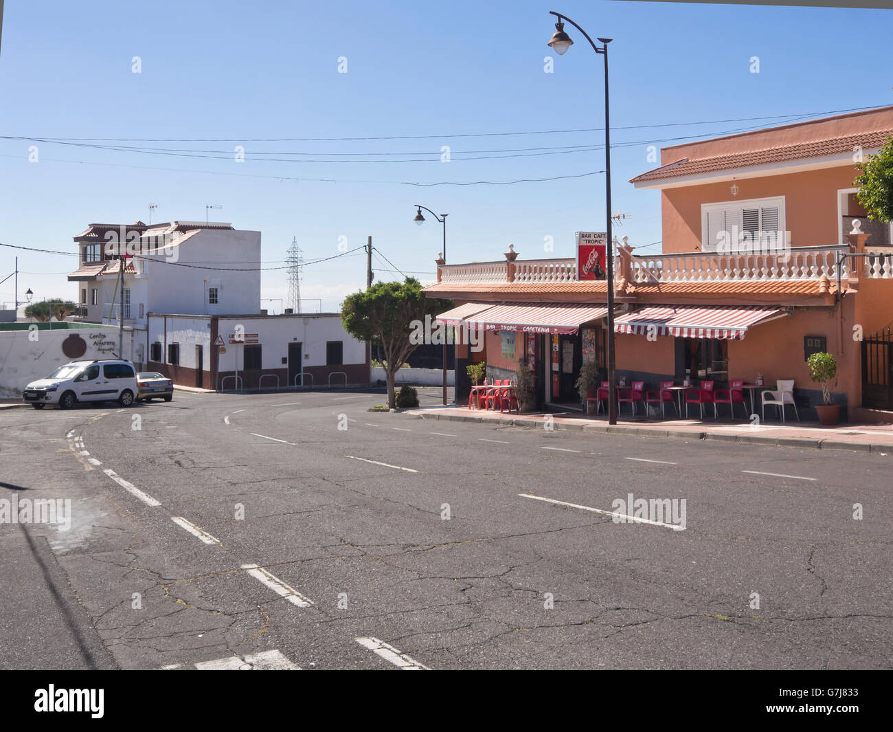 Strada principale nel villaggio Arguayo, Tenerife Canarie Spagna, soleggiato locale bar con posti a sedere all'aperto Foto Stock