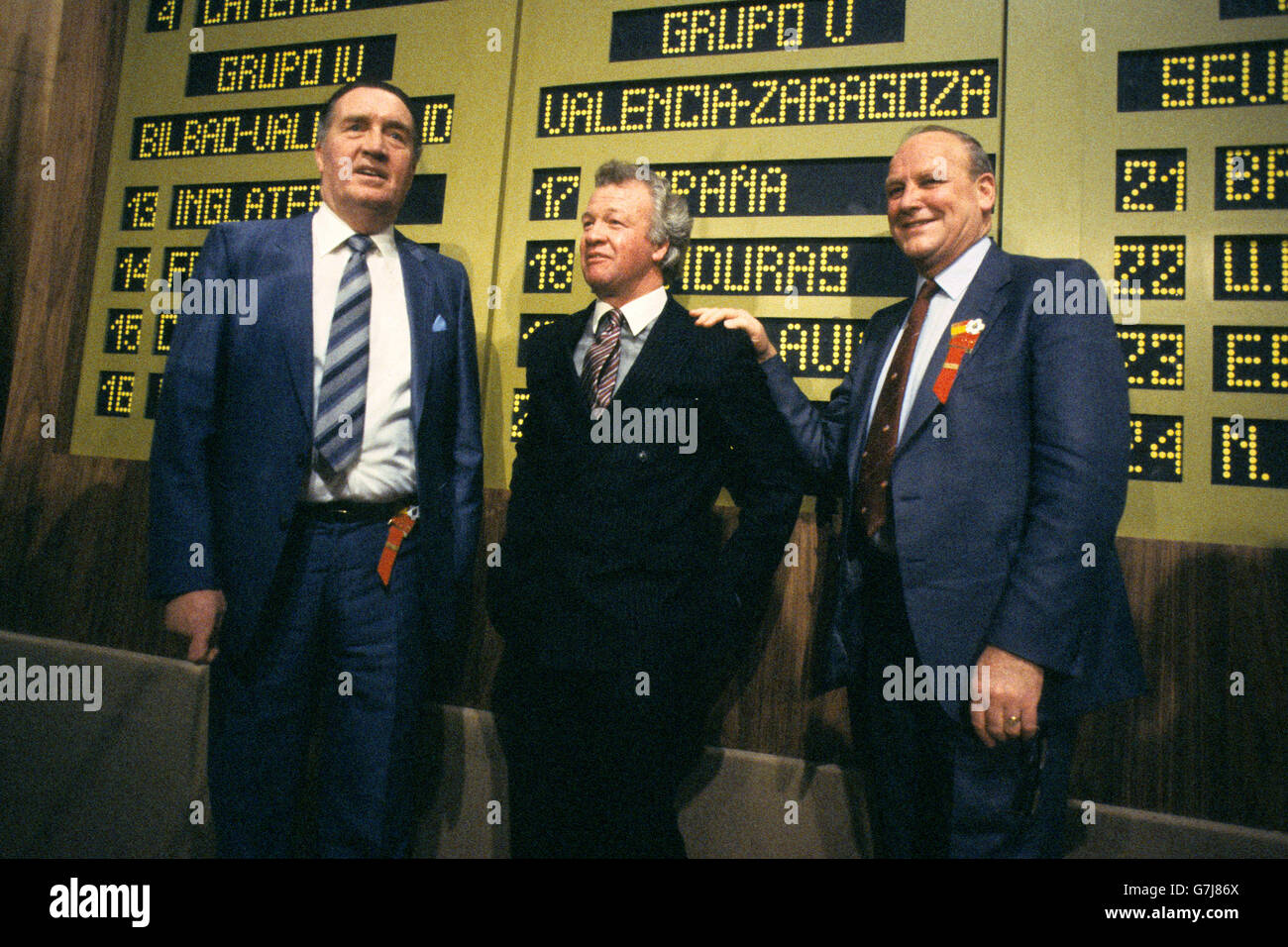 I dirigenti delle tre nazioni di casa che partecipano alla Coppa del mondo 1982 al pareggio di Madrid. (l-r) Scotland Manager Jock Stein, Northern Ireland Manager Billy Bingham e England Manager Ron Greenwood. Il disegno doveva essere rifatto dopo che è stato trovato che nessuno dei palloni in miniatura che ospitano le slips di nome aveva scivoli per il Cile o Perù. La Scozia è stata anche collocata nel gruppo sbagliato e una delle gabbie contenenti le palle è bloccata. Foto Stock