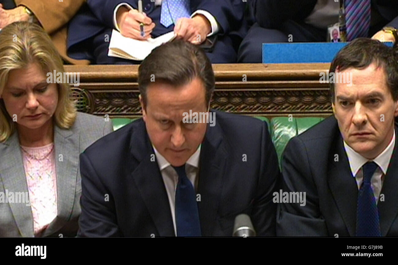 Il primo ministro David Cameron, affiancato dal segretario allo sviluppo internazionale Justine Greening e dal cancelliere George Osborne, durante le interrogazioni del primo ministro alla Camera dei Comuni di Londra. Foto Stock
