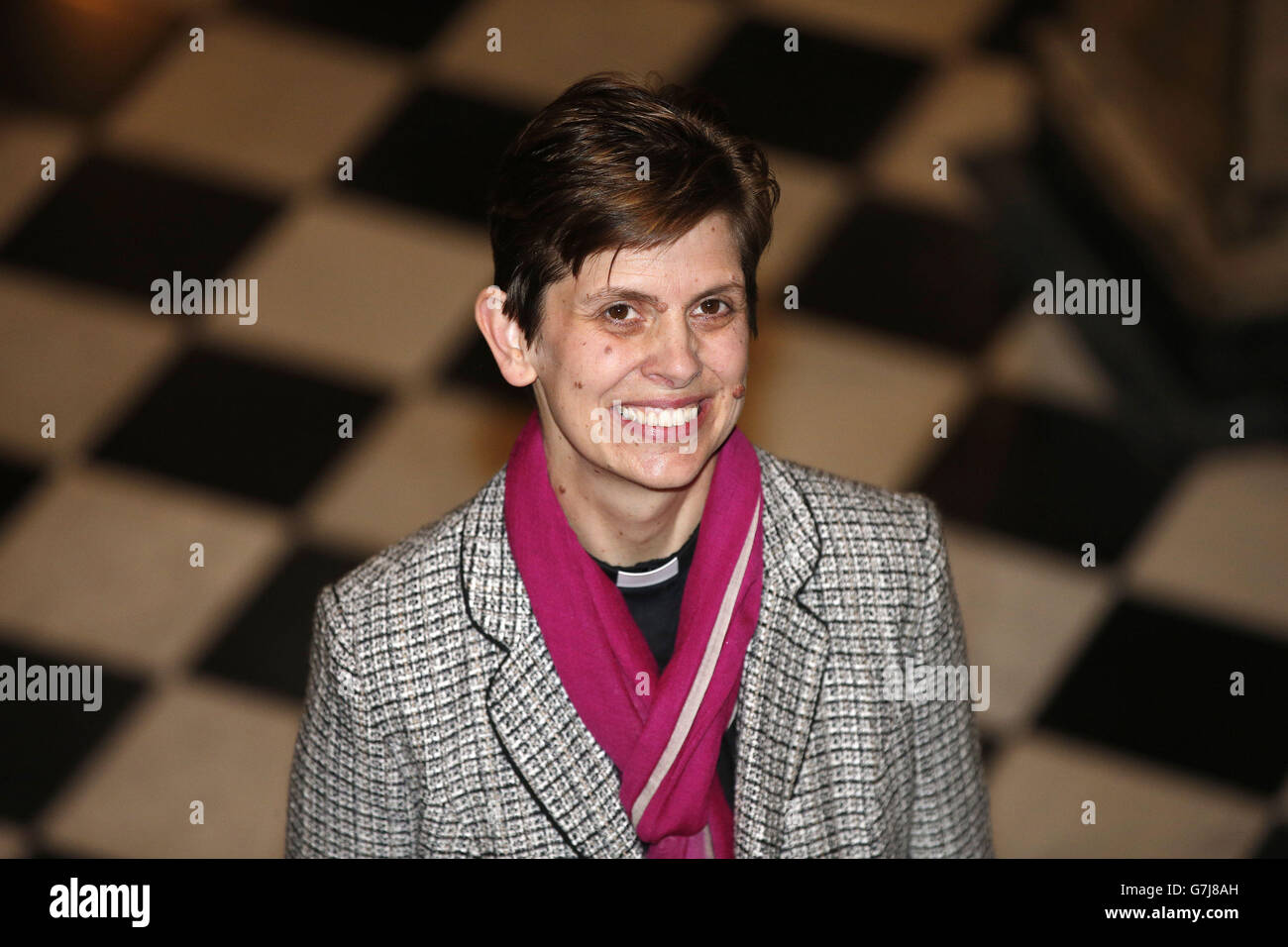 Rev Libby Lane all'interno del municipio di Stockport dopo l'annuncio della Chiesa d'Inghilterra che sarà nominata la prima vescovo femminile. Foto Stock