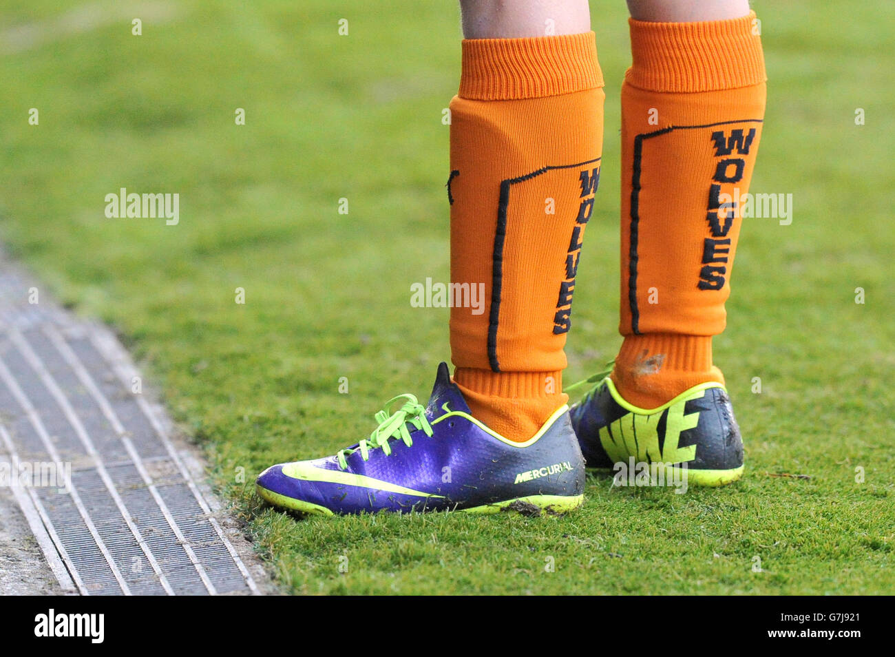 Un giocatore che indossa scarpe nike con un pallone da calcio immagini e  fotografie stock ad alta risoluzione - Alamy