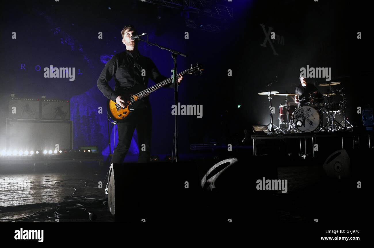 Mike Kerr e ben Thatcher of Royal Blood sul palco del XFM Winter Wonderland all'O2 Academy di Brixton, Londra. PREMERE ASSOCIAZIONE foto. Data immagine: Mercoledì 17 dicembre 2014. Guarda la storia di PA SHOWBIZ XFM. Il credito fotografico dovrebbe essere: Jonathan Brady/PA Wire Foto Stock