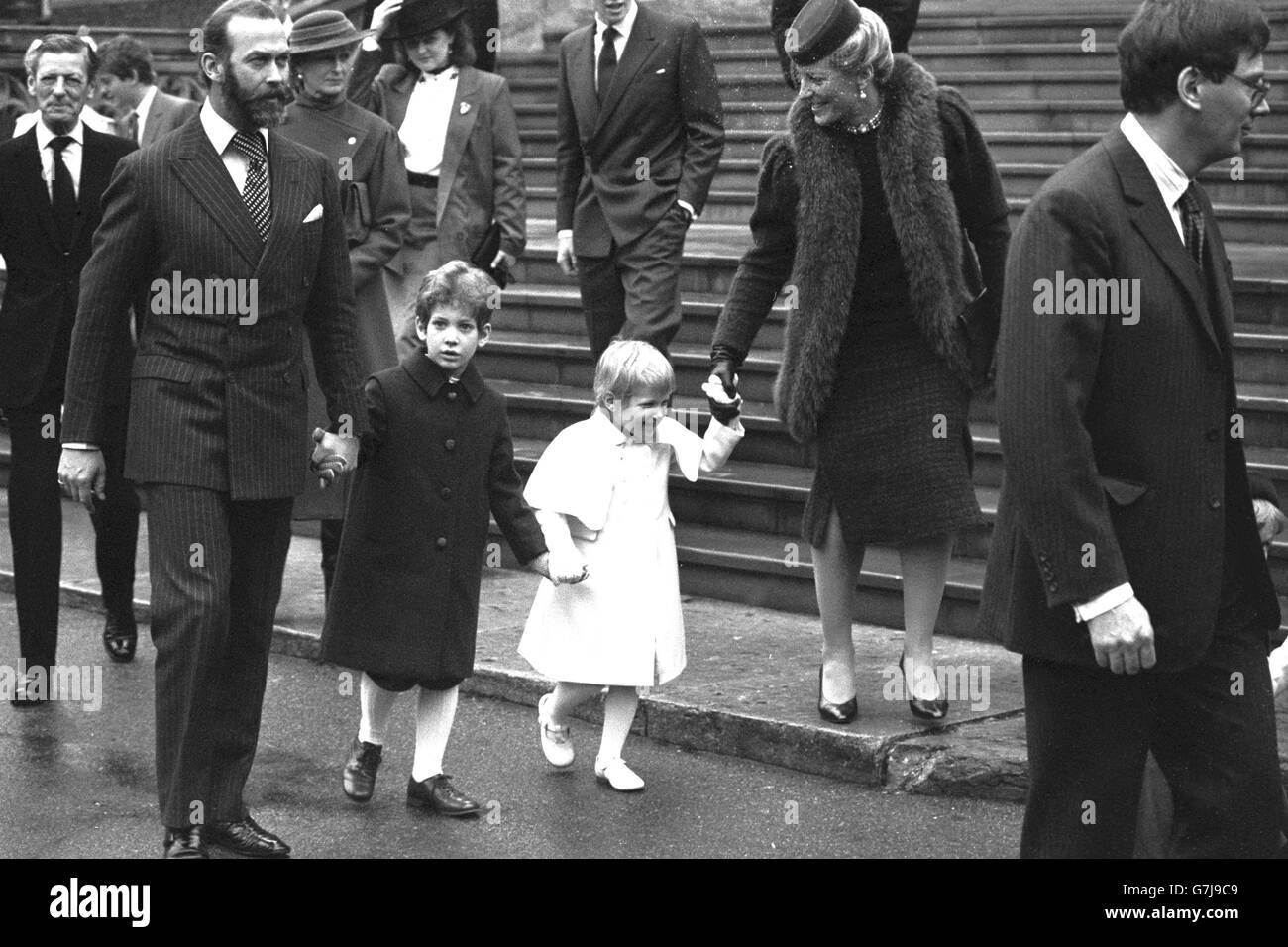 Il Principe e la Principessa Michael di Kent, con i loro due figli Lord Frederick e Lady Gabriella Windsor, lasciano la Cappella di San Giorgio dopo che i membri della Famiglia reale hanno partecipato al tradizionale servizio del giorno di Natale. Foto Stock