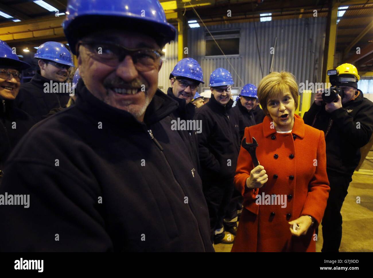 Il primo ministro Nicola Sturgeon con Hugh Hampsey (a sinistra) segna l'inizio della costruzione di un traghetto ibrido alla Ferguson Marine Engineering di Port Glasgow. Foto Stock