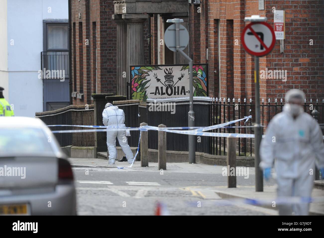 Ufficiali di polizia sulla scena di Colquitt Street, Liverpool, dove Neil Doyle, agente di polizia fuori servizio, è stato ucciso e altri due sono stati feriti. Foto Stock