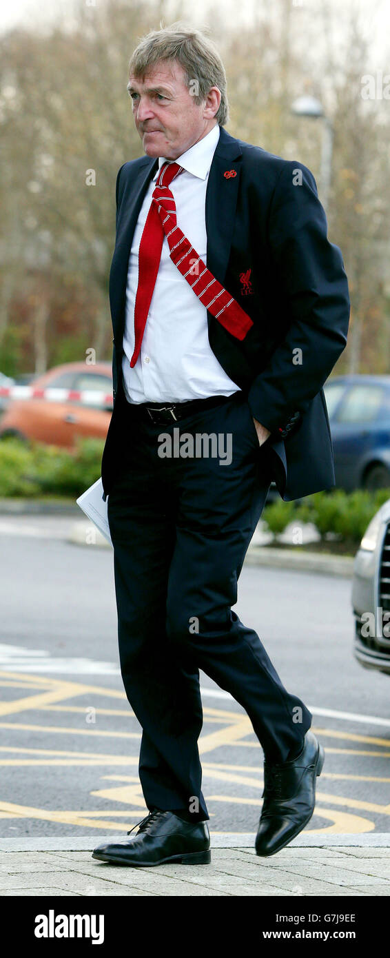 L'ex manager di Liverpool Kenny Dalglish arriva al Warrington Coroners Court per dare prove alle indagini sui disastri di Hillsborough. Foto Stock
