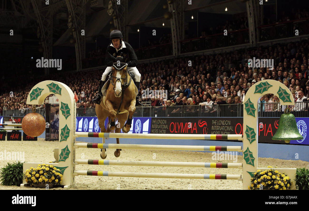 Jump jockey AP McCoy compete nella Markel Champions Challenge per il fondo jockeys infortunati durante il quarto giorno dell'Olympia London International Horse Show all'Olympia Exhibition Centre di Londra. Foto Stock