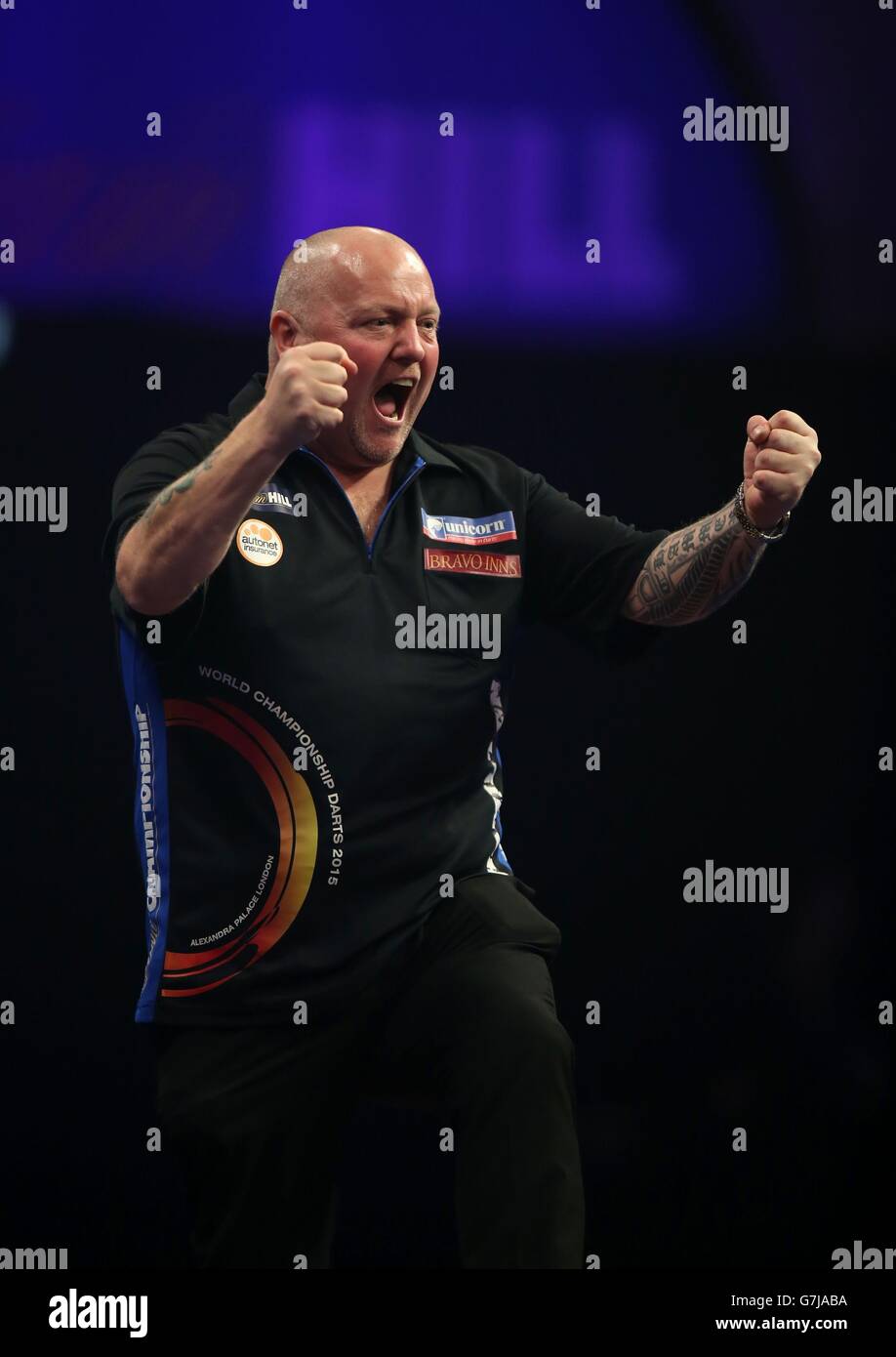 Andy Hamilton celebra la sua vittoria su Dave Richardson durante il William Hill World Darts Championship ad Alexandra Palace, Londra. Foto Stock