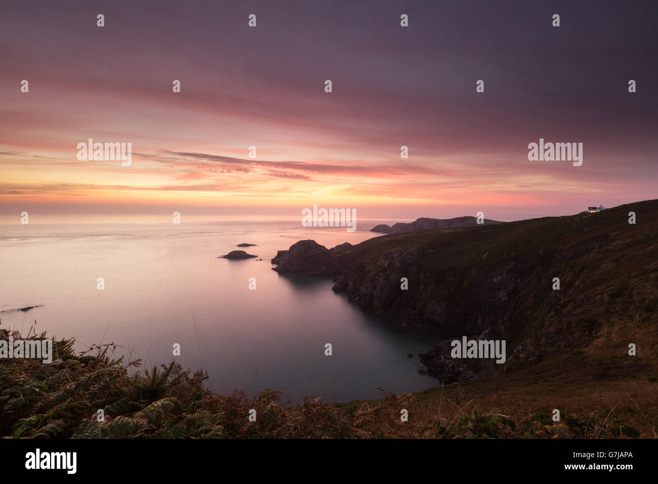 Tramonto a Pwll Deri, Strumble Head, Il Pembrokeshire Coast National Park, il Galles Foto Stock