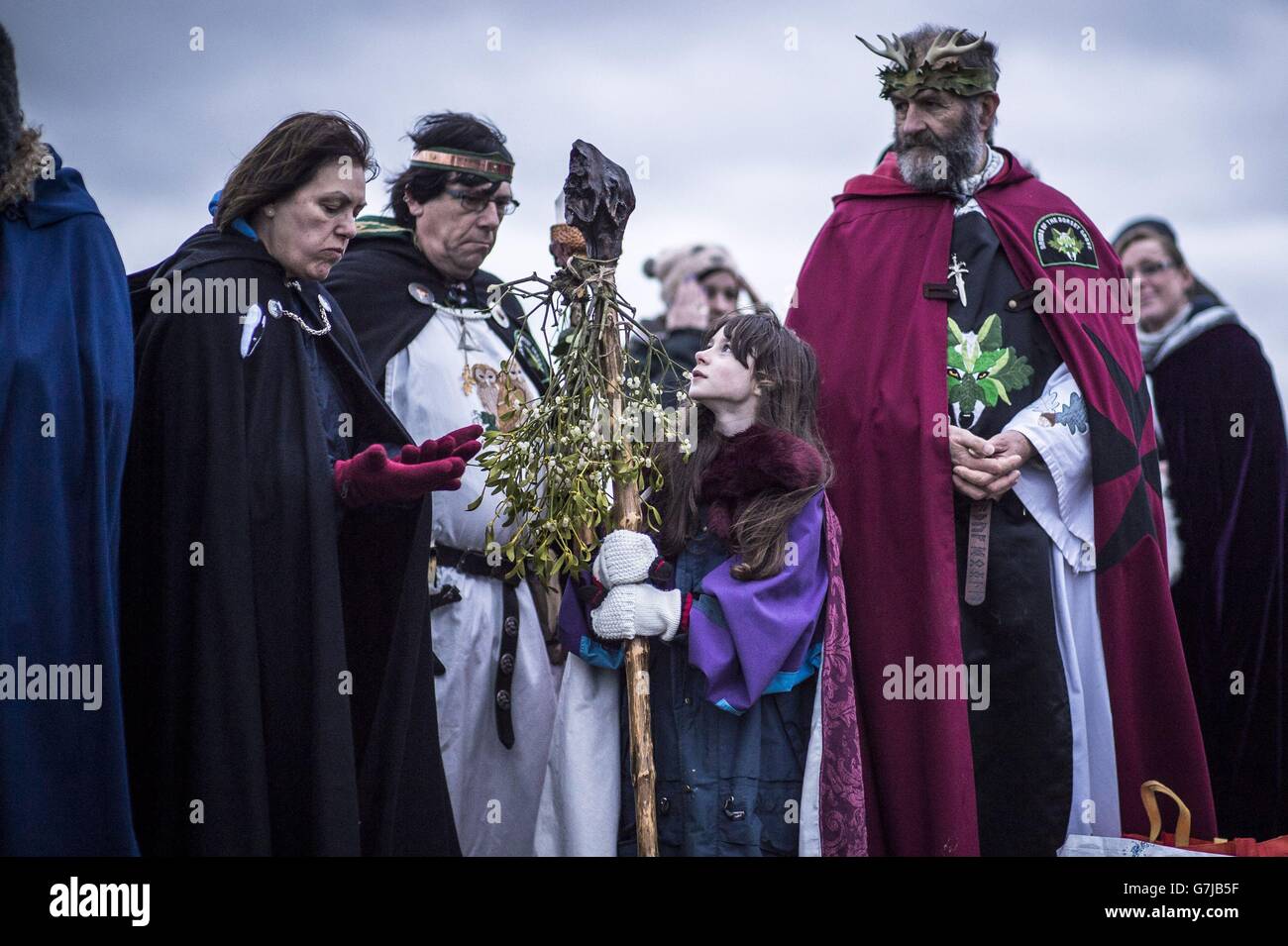 Druids a Stonehenge, nel Witshire, dove la gente si riunisce per celebrare il solstizio invernale. Foto Stock