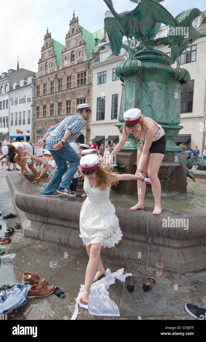 Gli studenti danesi celebrano la scuola superiore, la scuola di grammatica e la laurea con il tradizionale tuffo nella fontana della cicogna a Stroeget a Copenhagen. Foto Stock