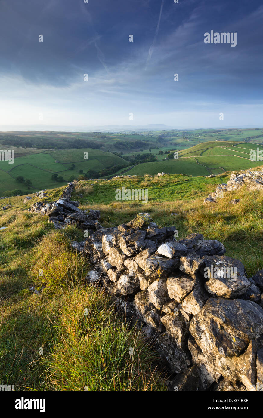 Distanza lungo la mattina presto view near Malham, Yorkshire Dales National Park, England, Regno Unito Foto Stock Distanza lungo la mattina presto view near Malham, Yorkshire Dales National Park, England, Regno Unito Foto Stock