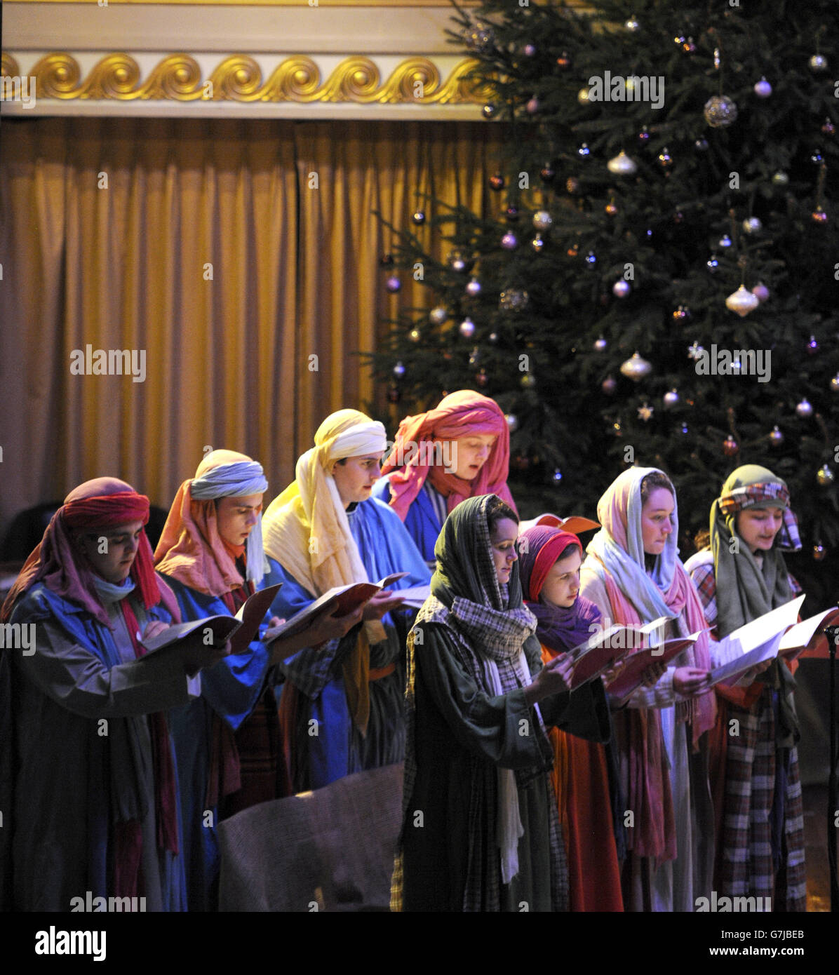 Attori che eseguono scene della Natività di Wintersall in All Souls Church, a Londra. La Natività di Wintersall si terrà alla BBC Broadcasting House solo per due esibizioni e sarà anche eseguita presso la Wintersall Estate di Surrey dal 18 al 21 dicembre. Foto Stock