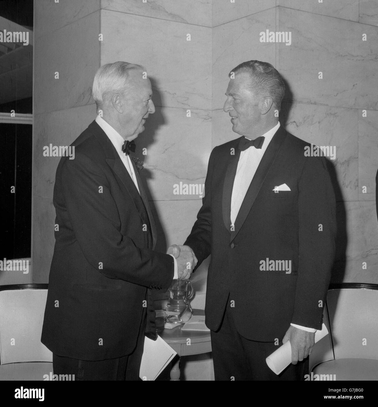 John Freeman (r), Ambasciatore britannico designato negli Stati Uniti (r) con David Bruce, Ambasciatore degli Stati Uniti in Gran Bretagna (l) alla cena della Pilgrim's Society tenutasi al Savoy Hotel di Londra. La Pilgrim Society, una borsa anglo-americana, è stata istituita nel 1902. John Freeman ha detto la notte che la borsa di studio era troppo preziosa per la vita e la gente del Regno Unito per essere data per scontata. Foto Stock