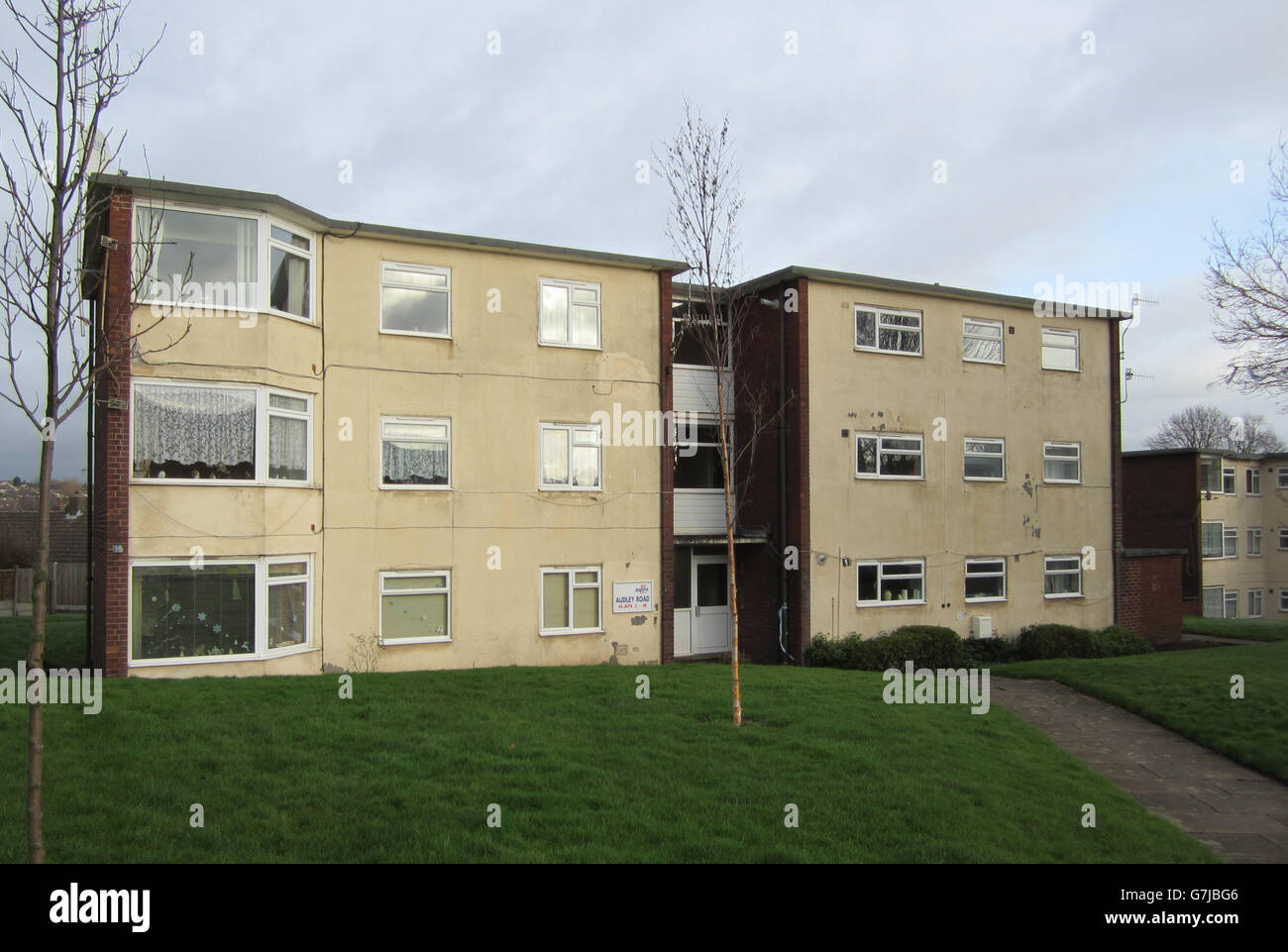 Una visione generale di un blocco di appartamenti in Audley Road, Newcastle-under-Lyme, Staffordshire, dove poco dopo l'1 del mattino, la polizia di Staffordshire ha detto che hanno inviato ufficiali a rapporti di un burglary a un blocco di appartamenti e un Taser è stato dimesso e un uomo è stato portato fuori, ma più tardi è diventato insensibile e morto. Foto Stock