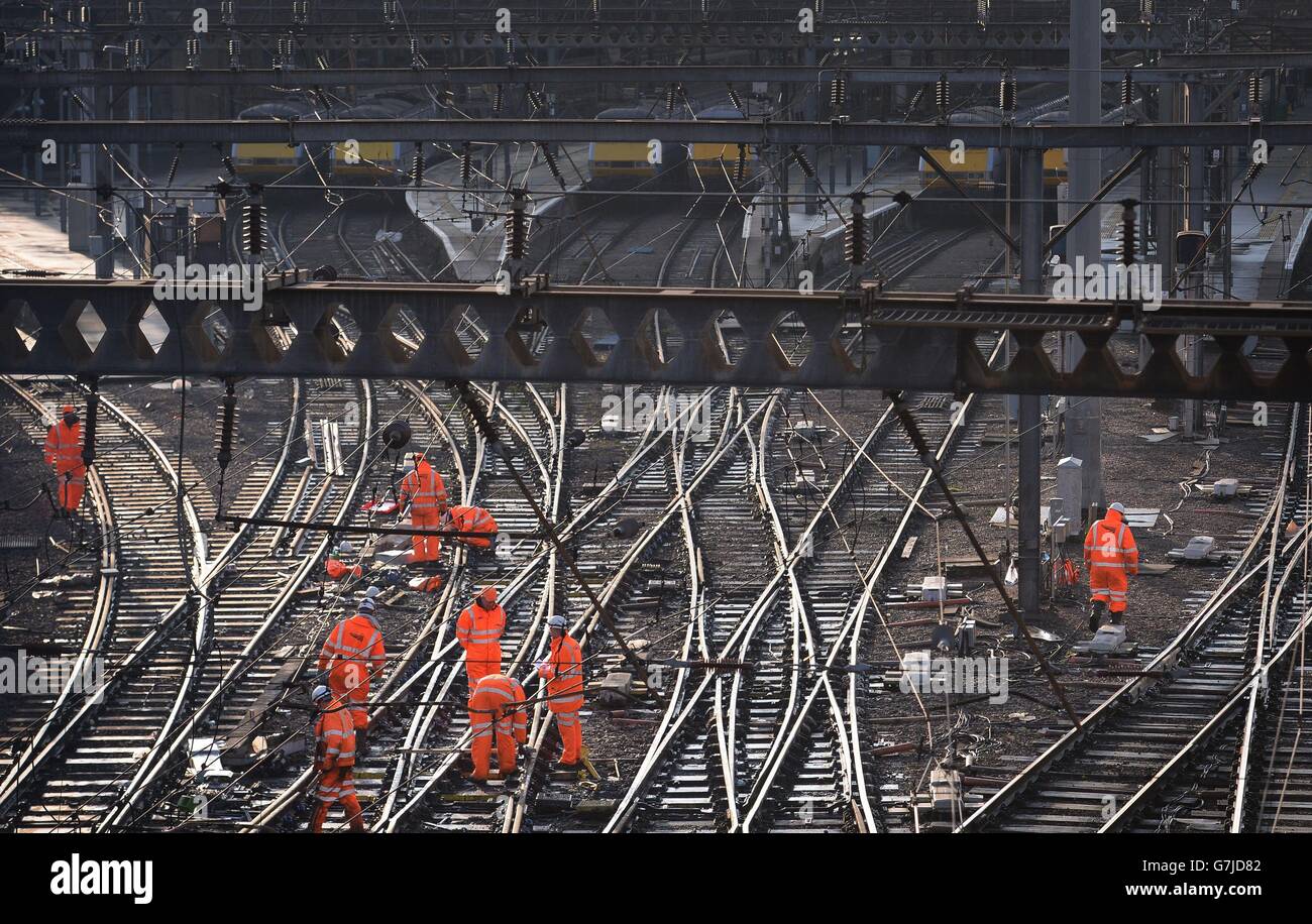 I lavoratori delle ferrovie sulle piste fuori King's Cross, Londra, in quanto i treni in ingresso e in uscita dalla stazione sono stati annullati a causa di un eccesso di lavori di ingegneria ferroviaria a nord della stazione, con un servizio ridotto domani. Foto Stock