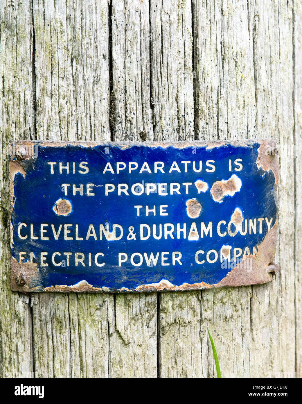 Una fattoria di gate-post, tagliato da un palo che precedentemente sostenuto le linee elettriche di alimentazione, modo Teesdale, County Durham, England, Regno Unito Foto Stock