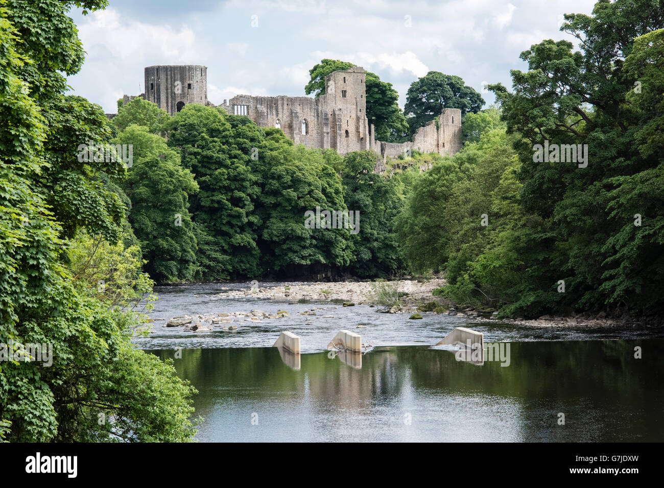 Il XII secolo castello costruito da Bernard de Balliol riflessa nel Fiume Tees, Barnard Castle, nella contea di Durham, England, Regno Unito Foto Stock