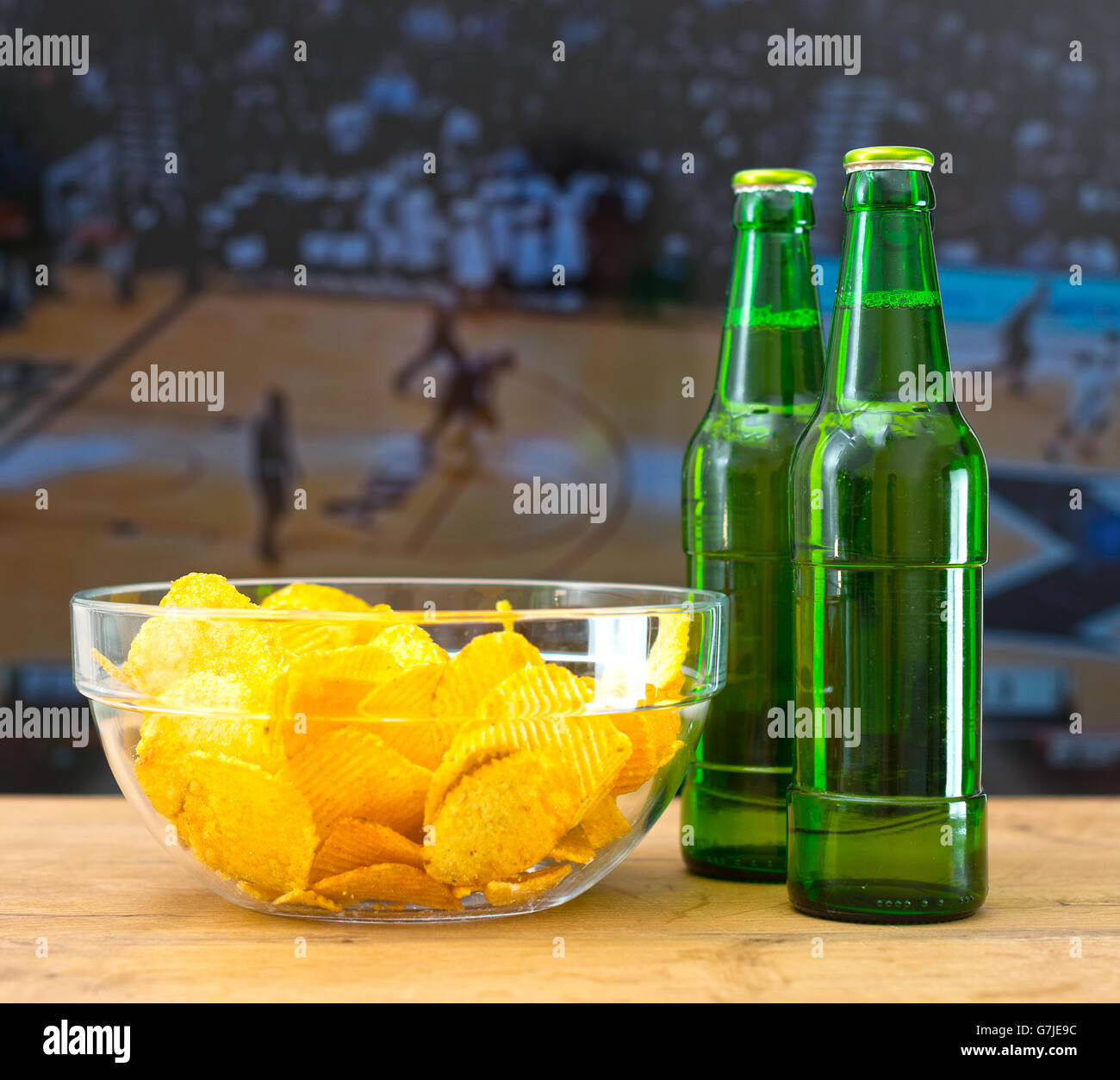 La birra e i chip nella parte anteriore della TV con basket match. Foto Stock