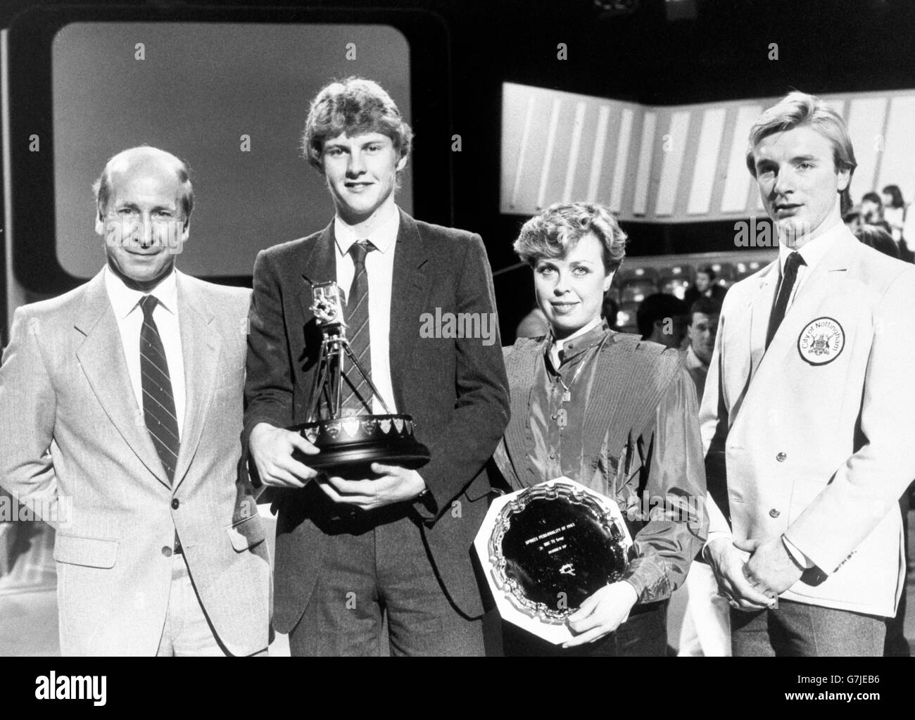 L'ex calciatore Bobby Charlton (a sinistra) al BBC TV Center, dopo aver presentato premi alla personalità sportiva della BBC dell'anno Steve Cram, e i secondi classificati Jayne Torvill e Christopher Dean. Foto Stock