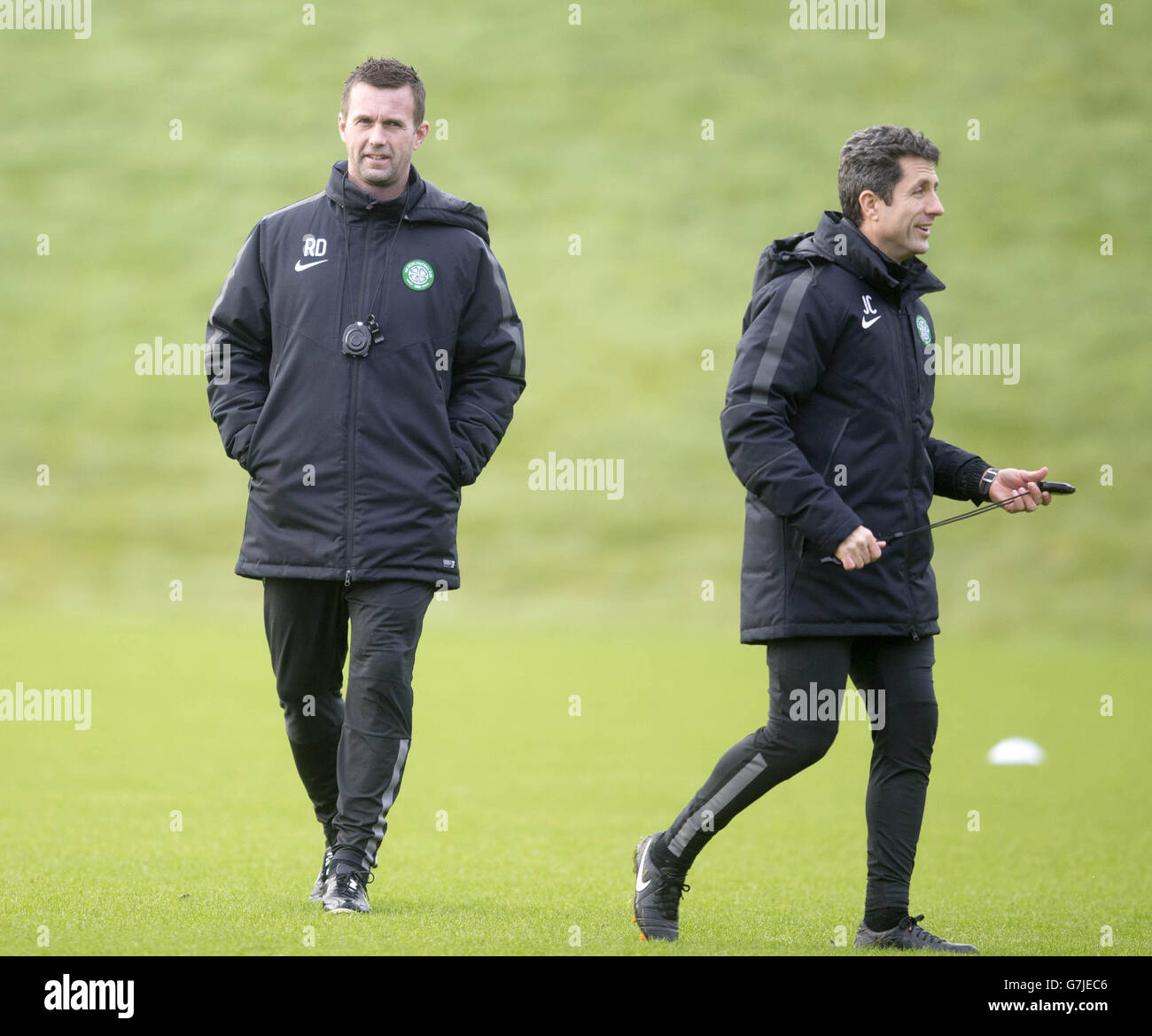 Calcio - Scottish Premier League - Partick Thistle v Celtic - sessione di allenamento celtico - Lennoxtown. Il manager celtico Ronny Deila (a sinistra) e il suo assistente John Collins durante una sessione di formazione a Lennoxtown, Glasgow. Foto Stock