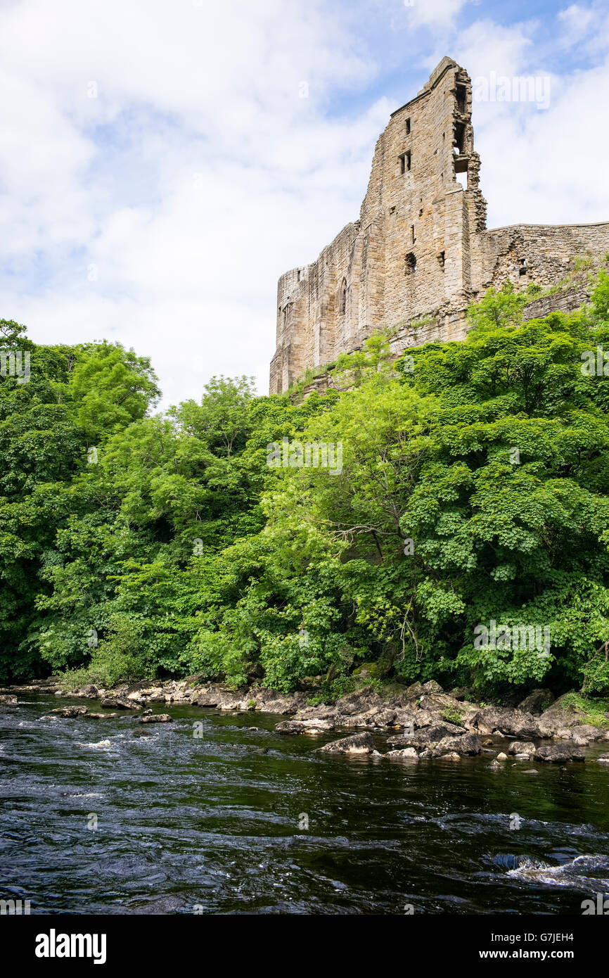 Il Fiume Tees che scorre al di sotto di Bernard de Balliol del castello medievale, County Durham, England, Regno Unito Foto Stock