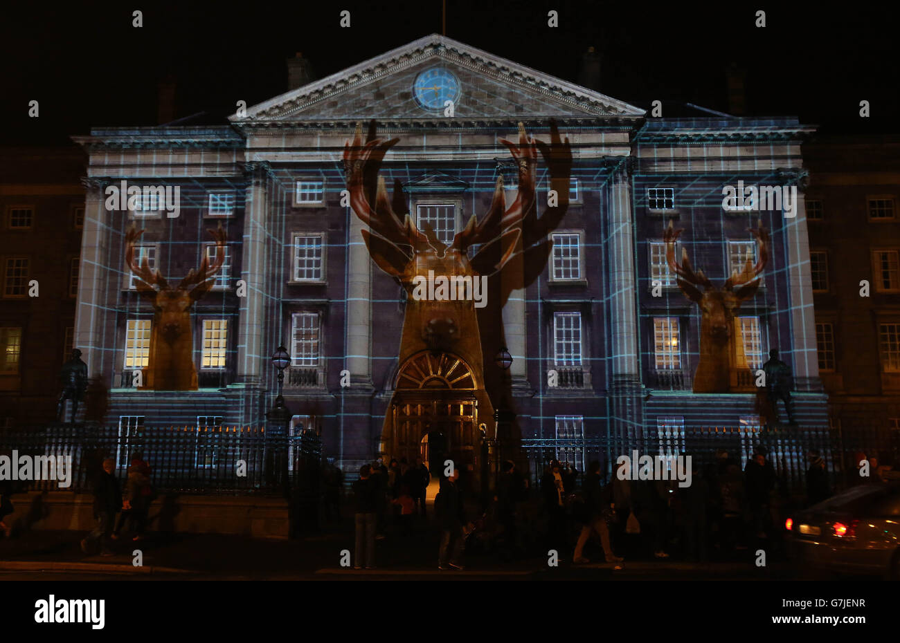 Il Trinity College Dublin è illuminato da uno schermo 3D interattivo chiamato luminosità per iniziare il festival di Capodanno della città. Foto Stock