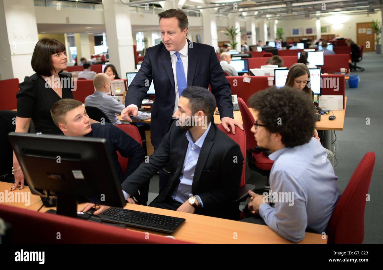 Il primo ministro David Cameron incontra il personale di Covea Insurance a Dean Clough Mills ad Halifax, dato che Cameron ha iniziato l'anno delle elezioni generali promuovendo il primo poster della campagna dei Tory. Foto Stock