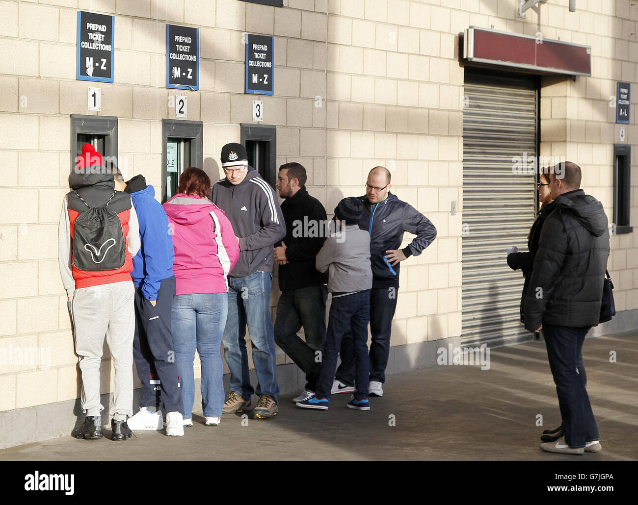 Calcio - Barclays Premier League - Newcastle United / Burnley - St James' Park. Una vista generale dei tifosi in una biglietteria fuori dal St James' Park Foto Stock