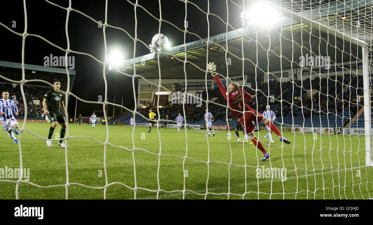 Celtic Emilio Izaguirre gol durante la partita di Premierships scozzesi al Rugby Park, Kilmarnock. Foto Stock
