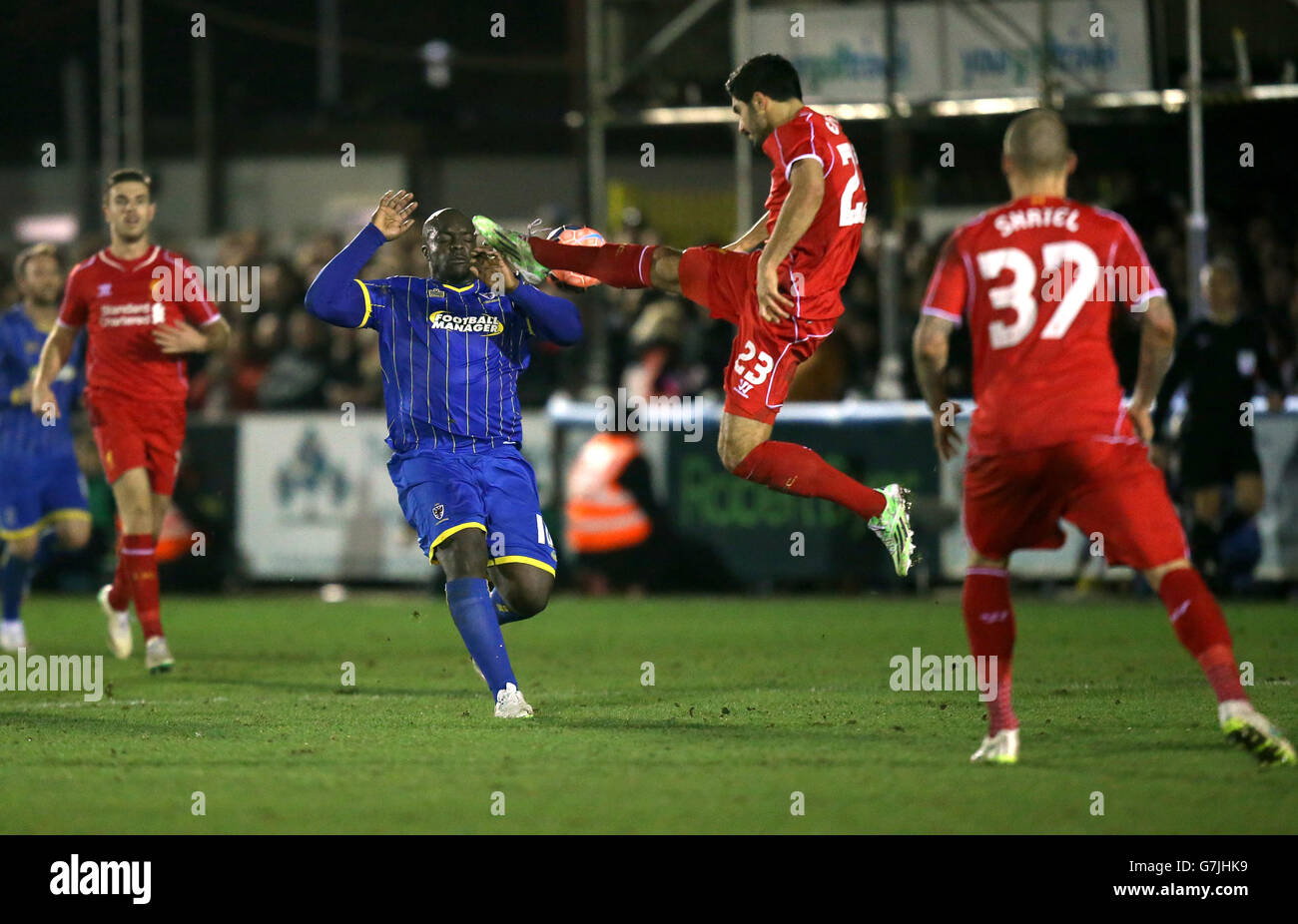 Calcio - fa Cup - terzo turno - AFC Wimbledon / Liverpool - The Cherry Red Records Stadium. Adebayo Akinfenwa di AFC Wimbledon (seconda a sinistra) e Emre di Liverpool possono combattere per la palla Foto Stock