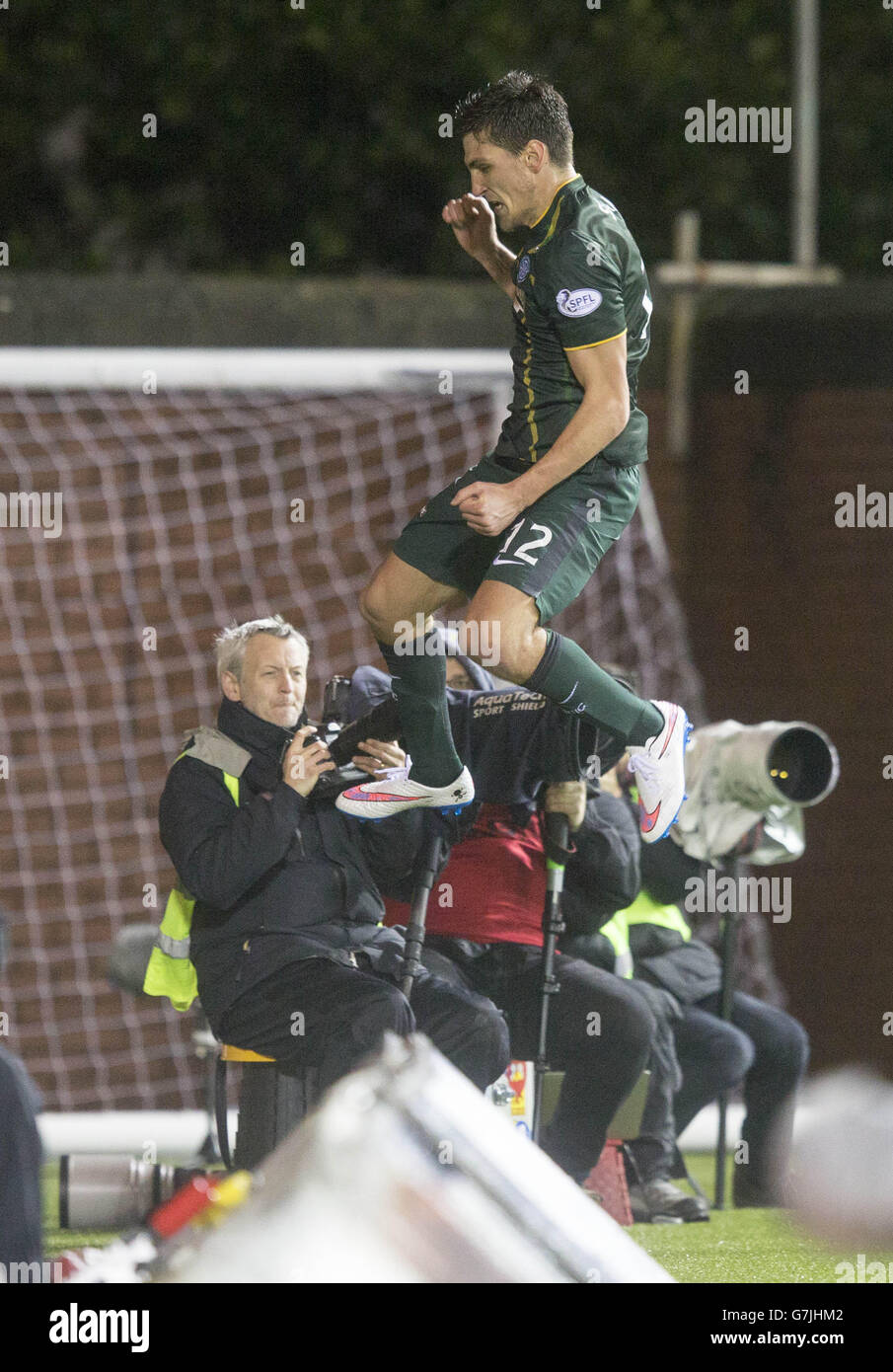 Stefan Scepovic di Celtic festeggia il secondo gol del gioco ai suoi lati durante la partita delle Premierships scozzesi al Rugby Park di Kilmarnock. Foto Stock